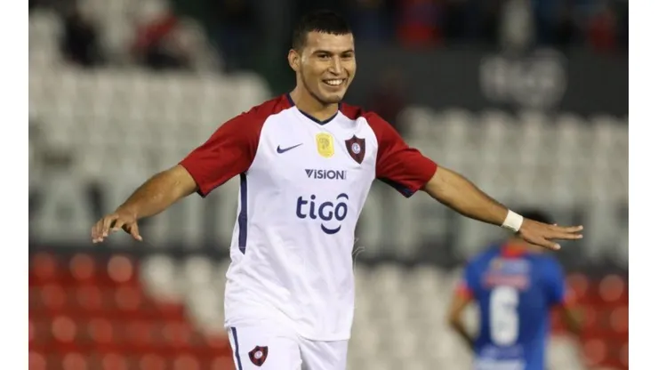 Juan Escobar de Cerro Porteño sigue cerca de Cruz Azul