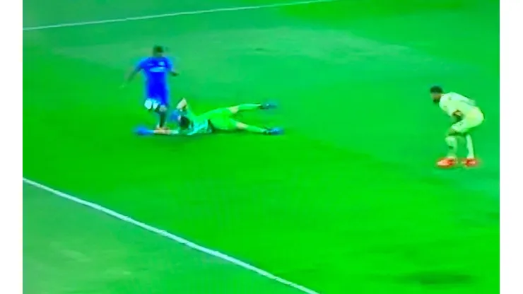 Nos están robando: Era penal para Cruz Azul vs América y no lo cobraron