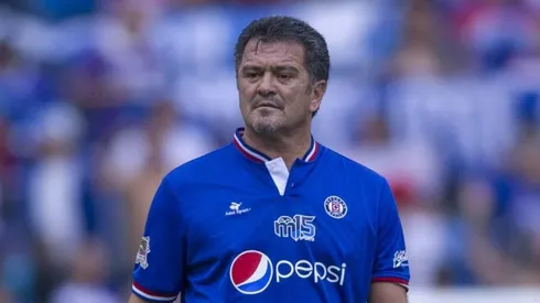 Carlos Hermosillo con la playera de Cruz Azul.