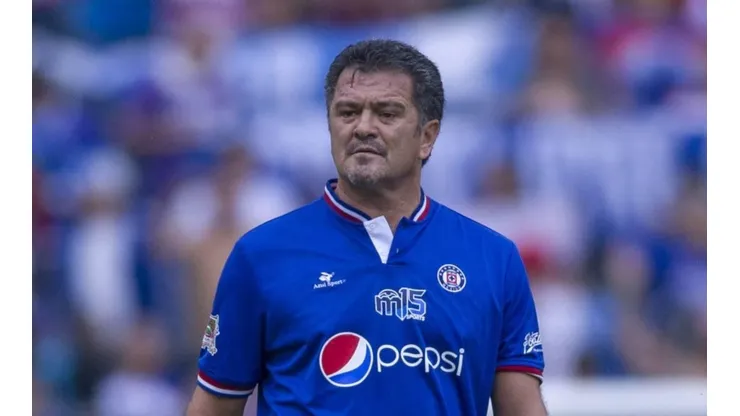 Carlos Hermosillo con la playera de Cruz Azul.