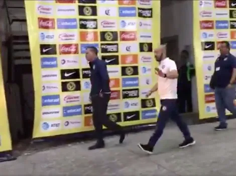 Ricardo Peláez se le vio bastante molesto rumbo al camarín de Cruz Azul