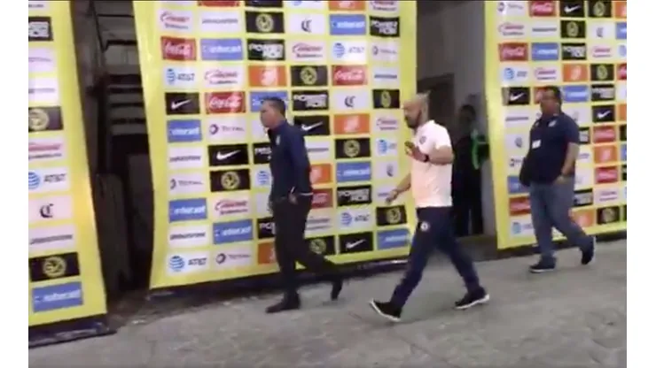 Ricardo Peláez rumbo a camarines del Azteca.