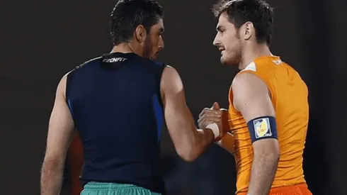 Chuy Corona junto a Iker Casillas.