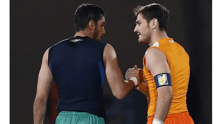 Chuy Corona junto a Iker Casillas.