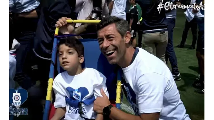 Pedro Caixinha y los jugadores celestes participaron en esta actividad social por el Día del Niño