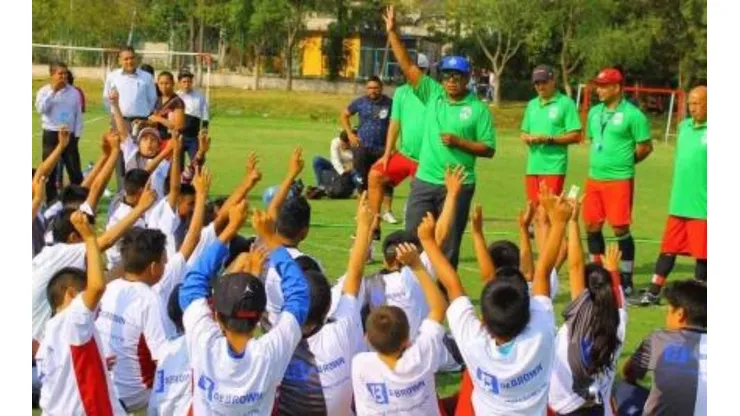 Unos 200 niños participaron en la actividad realizada por los ex jugadores de la Máquina