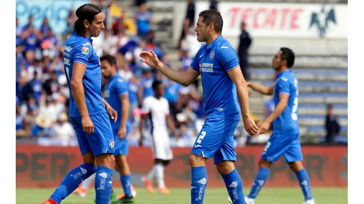 Cruz Azul le tendió la mano a su clásico rival.