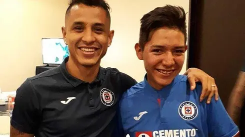 Jugadores recibieron al aficionado en la concentración.