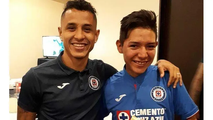 Jugadores recibieron al aficionado en la concentración.