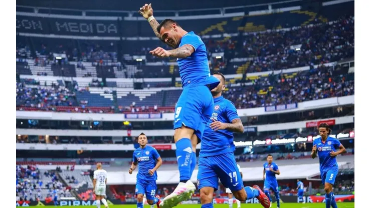 Milton Caraglio celebrando su anotación.