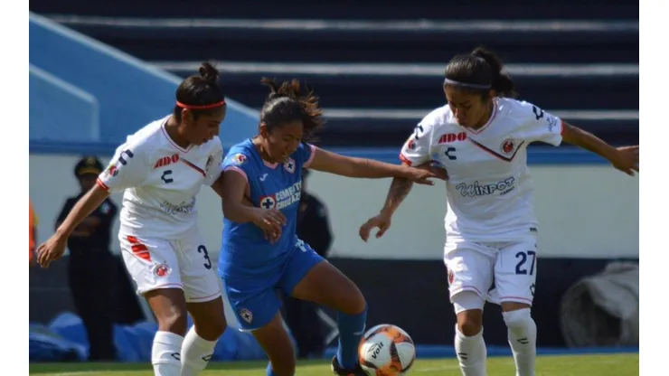 Cruz Azul enfrentando a Veracruz en la Femenil.