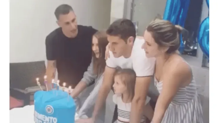 Santiago Giménez celebrando su cumpleaños.