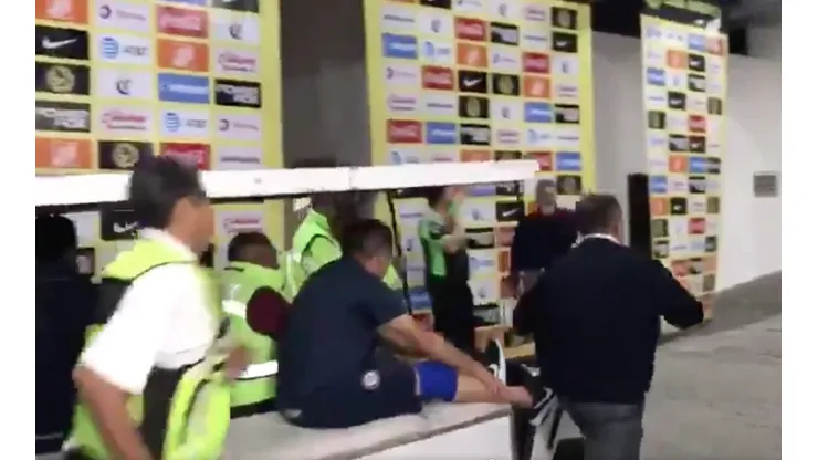 Pablo Aguilar debió salir en carro del Estadio Azteca.