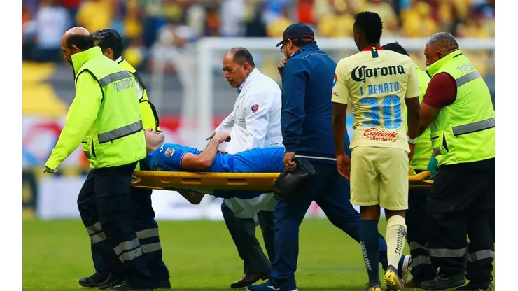 Aguilar debió salir en camilla de la cancha.