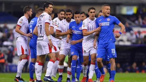 Cruz Azul enfrentando a Chivas en el Azteca.