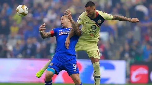 Caraglio y Rodríguez en disputa del balón.