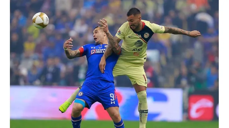 Caraglio y Rodríguez en disputa del balón.