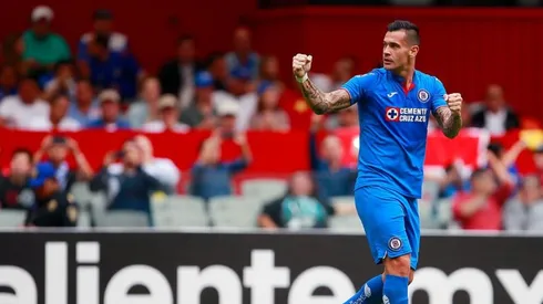 Milton Caraglio celebrando una de sus anotaciones.