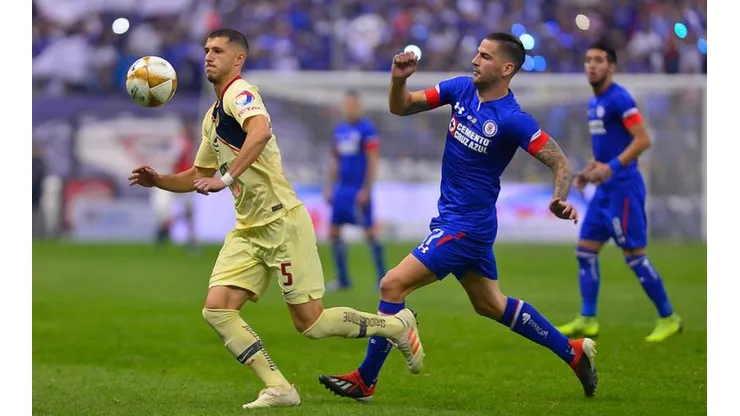 Cruz Azul enfrentando al América en el Azteca.