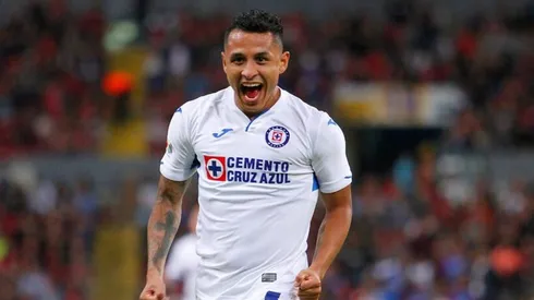 Yotún celebrando en el partido frente al Atlas.