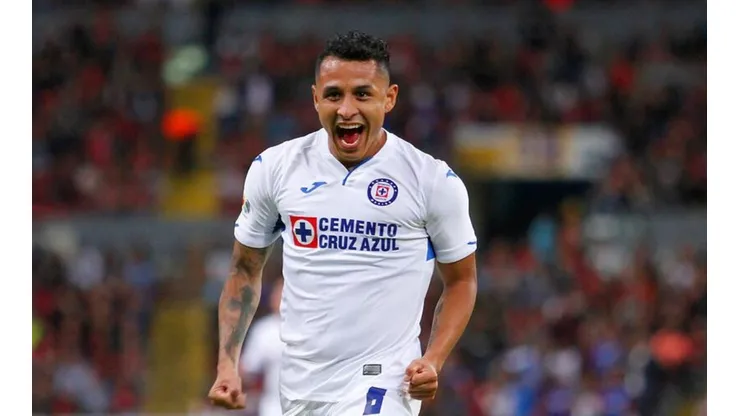 Yotún celebrando en el partido frente al Atlas.