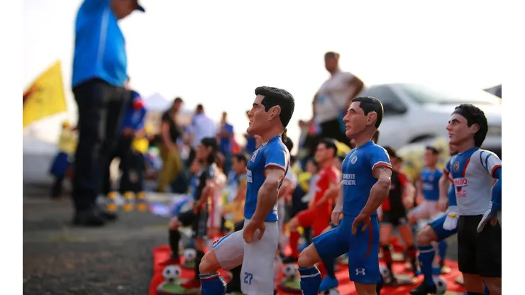 Juguetes en la entrada del Estadio Azteca.