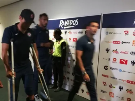 Con muletas y cojeando: Así salió Javier Salas del Estadio BBVA Bancomer