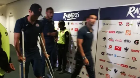 Javier Salas salió con muletas del estadio.