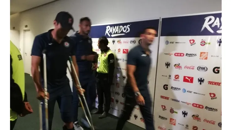 Javier Salas salió con muletas del estadio.