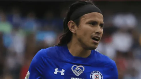 Gerardo Flores con la playera de Cruz Azul.
