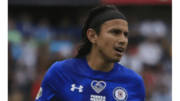 Gerardo Flores con la playera de Cruz Azul.