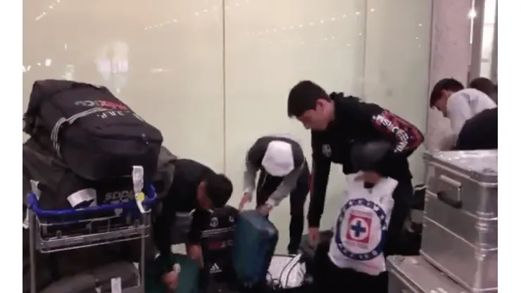 Alexis Gutiérrez y Misael Domínguez en el aeropuerto.