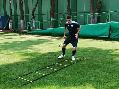 Santiago Giménez entrena con el equipo titular de Cruz Azul ¿se viene?