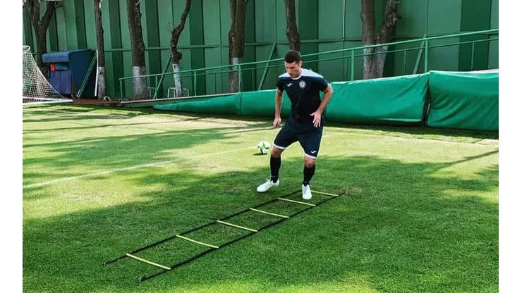 Santiago Giménez entrena como estelar.