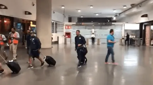 Pedro Caixinha en su llegada al aeropuerto.
