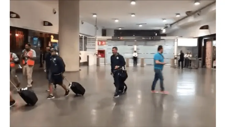 Pedro Caixinha en su llegada al aeropuerto.