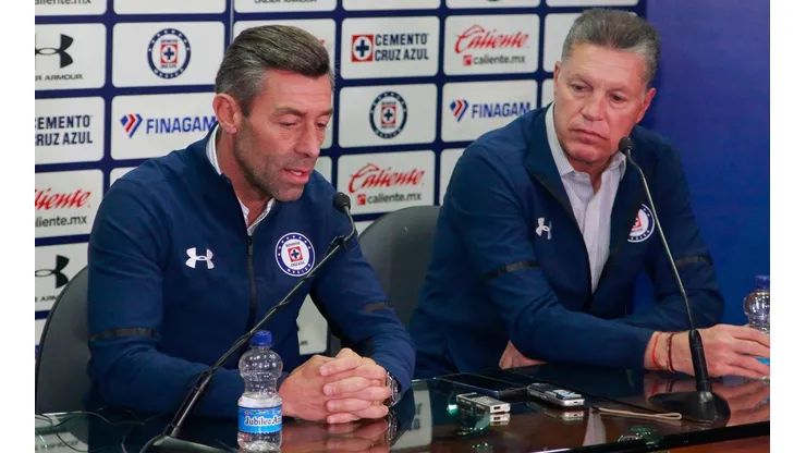 ¿Relación rota? Así se saludaron Peláez y Caixinha