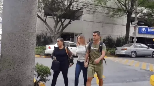 Elías Hernández junto a su familia llegando al hospital.