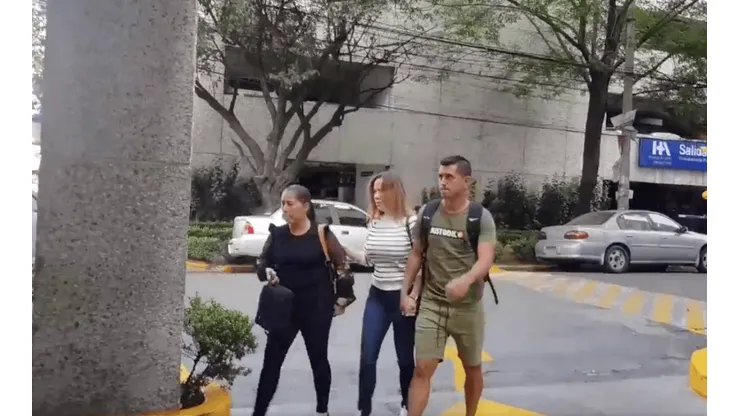 Elías Hernández junto a su familia llegando al hospital.