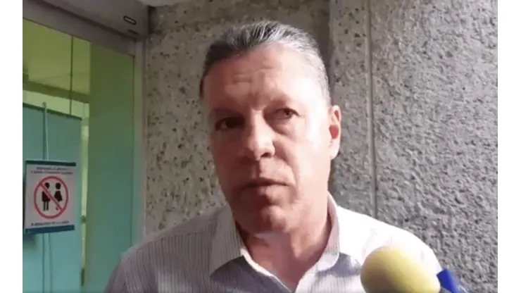 Ricardo Peláez hablando afuera del hospital.