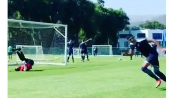 Josué Reyes anotó un golazo.