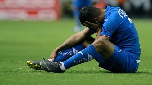 Elías Hernández lamentando su lesión en el campo de juego.