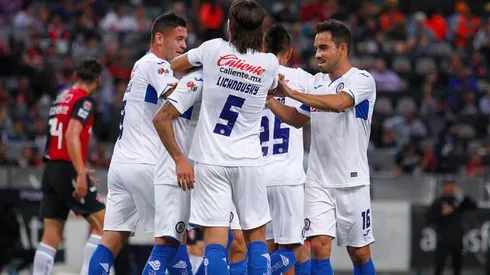 Cruz Azul celebrando el triunfo ante Atlas.