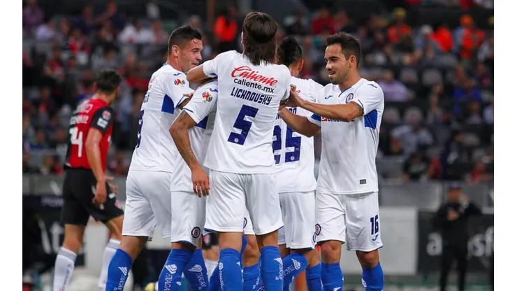 Cruz Azul celebrando el triunfo ante Atlas.