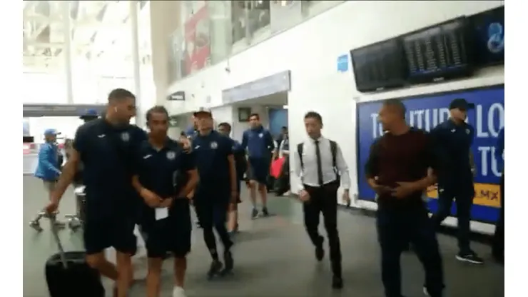 Plantel de Cruz Azul previo a su viaje.