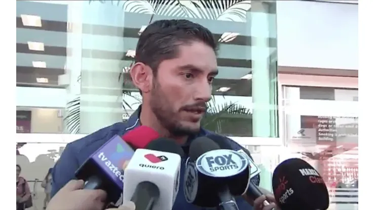 Chuy Corona dialogando previo al partido con Atlas.