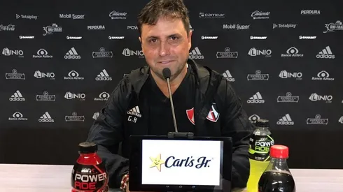 Ángel Guillermo Hoyos en la conferencia de prensa del club.