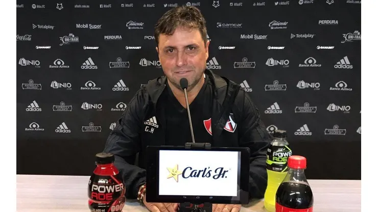 Ángel Guillermo Hoyos en la conferencia de prensa del club.