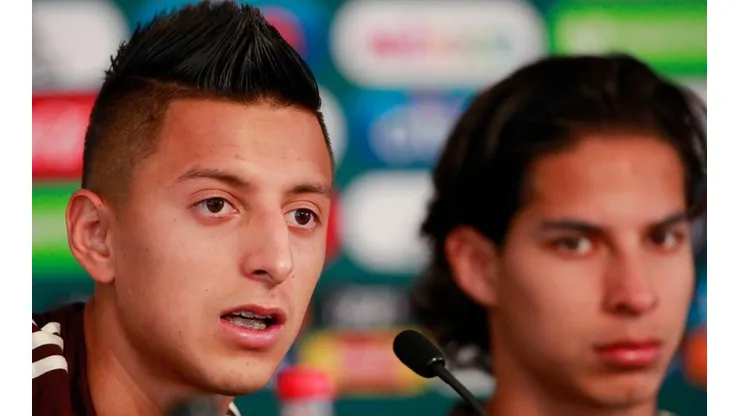 Roberto Alvarado con Diego Lainez en la Selección Mexicana.