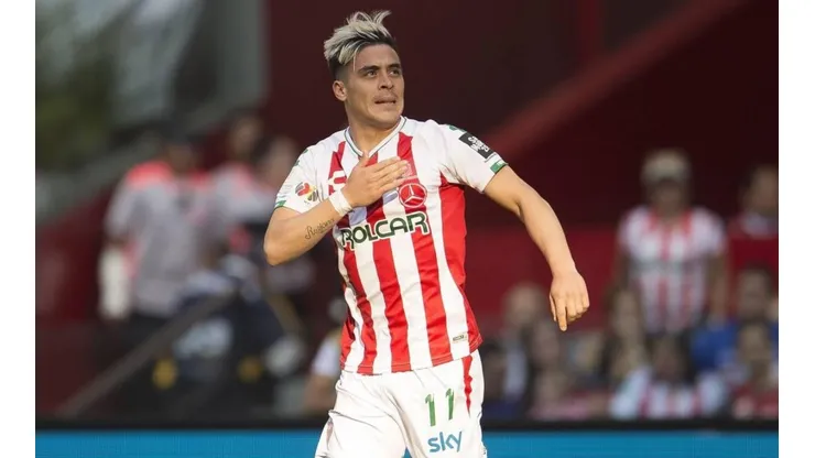 Brian Fernández con la playera de Necaxa.